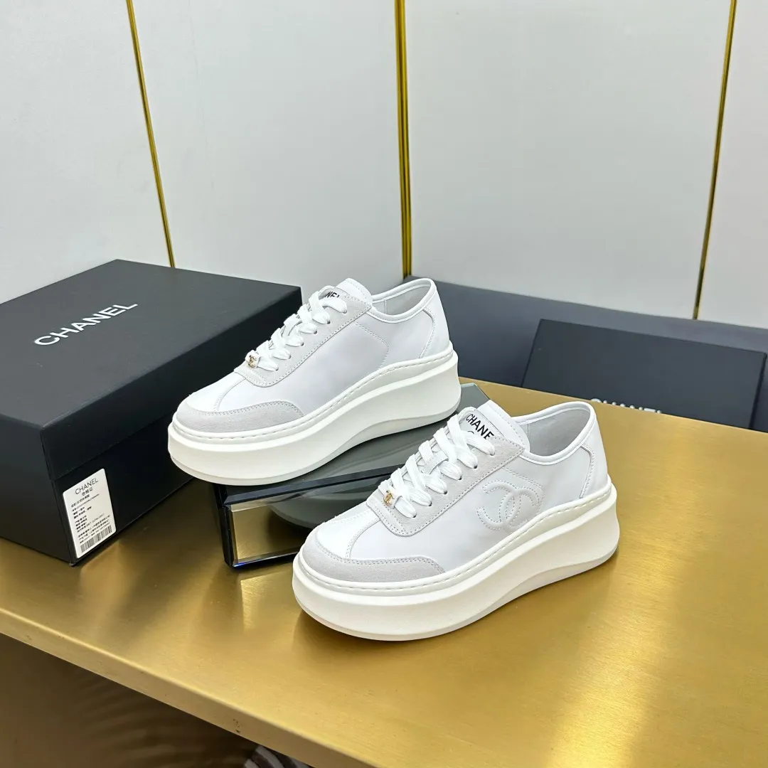 👟👟Ex-factory price 600👟👟 Upgraded version, upgraded version, upgraded version! No rebuttal accepted! ! ! ! Chanel Chanel panda shoes! 2025 counter's top casual sports shoes. This classic design; the upper is electro-embroidered with a variety of techniques; the outsole is fashionable and sporty; the unusual inclusion of a variety of color matching elements... The diversified mix and match is very good-looking and versatile, and can be used for leisure, fashion, sports, and outdoor... ꫛꫀꪝ Go➫ Materials: ❶Upper made of: original imported first-layer silk cowhide + original waterproof cloth + original first-layer cowhide ❷Inner lining: Original Yangli+Net ❸Outsole based on: Original TPU combination outsole Counter boutique packaging complete set for women 35–41 👉 👉